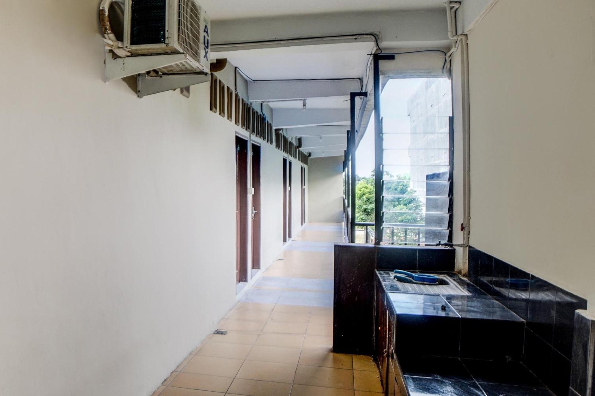 Oyo 92429 Vania Guest Housenearrsup H Adam Malik Hotel Medan