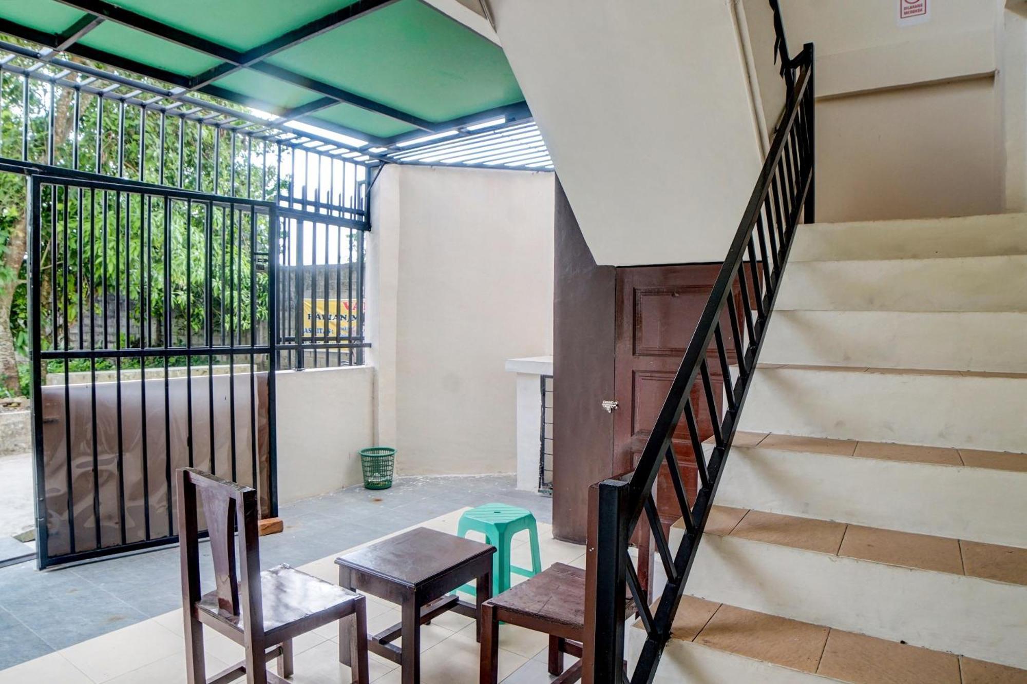 Oyo 92429 Vania Guest Housenearrsup H Adam Malik Hotel